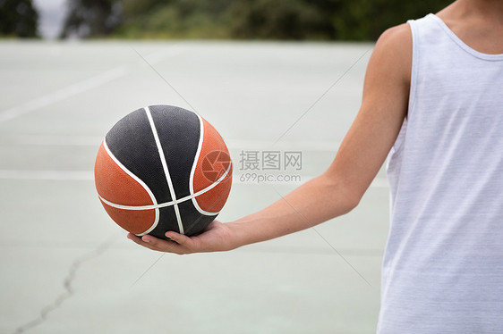 男子少年篮球运动员在场上打种植图片