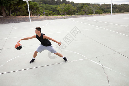 男青少年篮球运动员在法庭练习图片