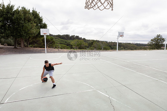 男生少篮球运动员在圈附近用练图片