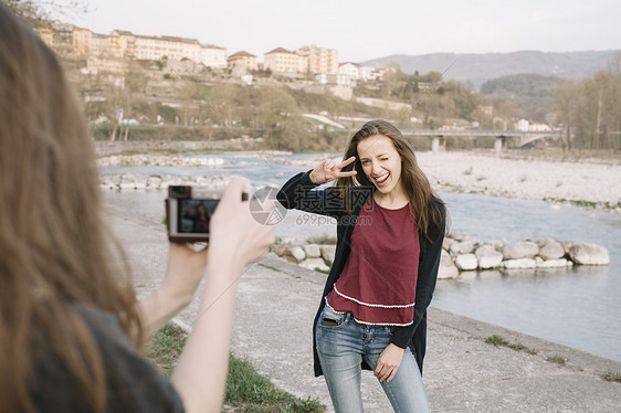 意大利维内托Belluno河边拍摄照片的女友图片