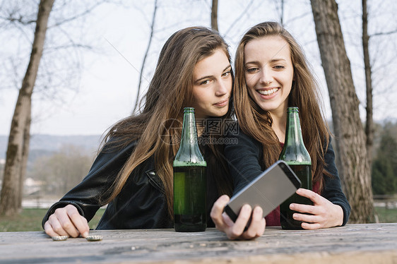 女朋友在公园喝啤酒自拍图片