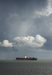 荷兰泽兰瓦德Westerschelde集装箱船上空的云图片