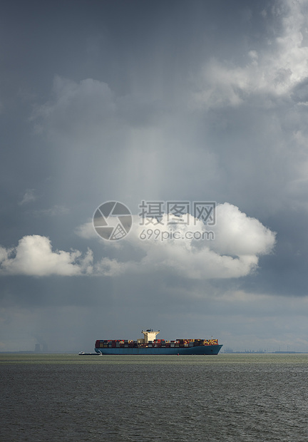 荷兰泽兰瓦德Westerschelde集装箱船上空的云图片