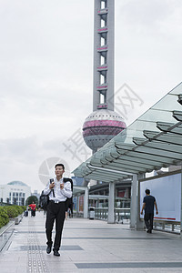 上海CBD男青年漫步图片