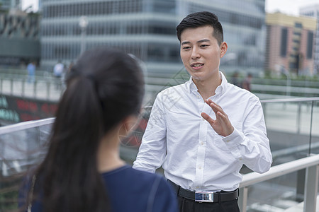 上海CBD青年商务男女讲话沟通图片