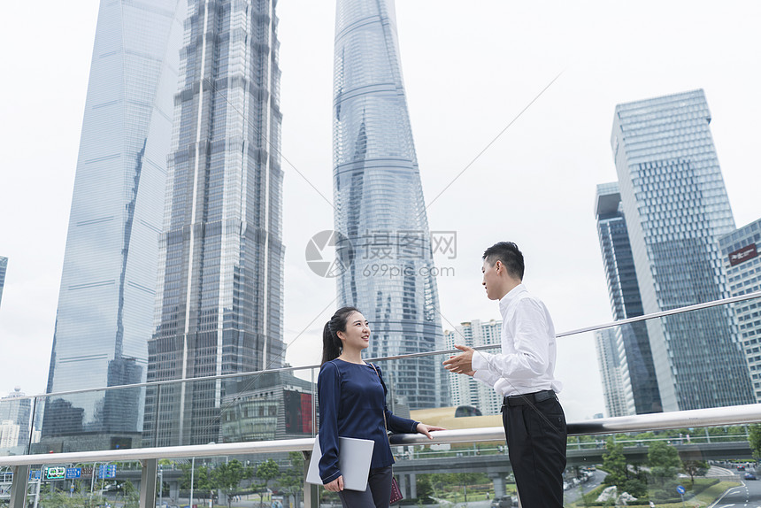 上海市金融区站着聊天的青年男女商人图片