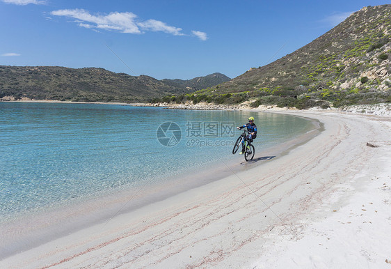 意大利撒丁岛比亚西米乌斯海滩上骑车的人图片