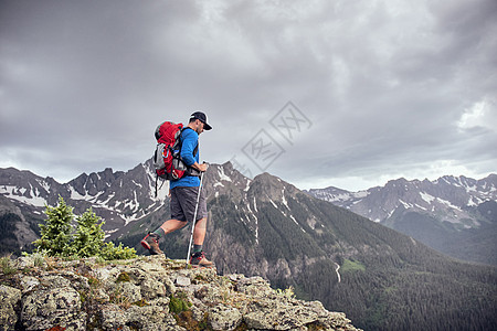 美国科罗拉多欧莱斯涅弗勒山拿着登山杖的登山者图片