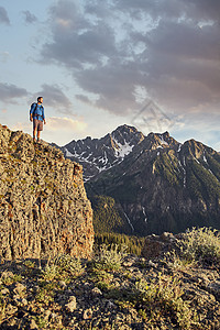 美国科罗拉多州欧莱斯涅弗勒山站在高处的登山者图片