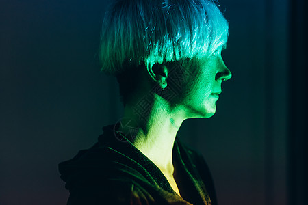 热闹灯使绿光照在妇女脸上背景
