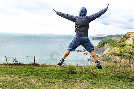 男人在悬崖上跳跃联合王国伯恩茅斯图片