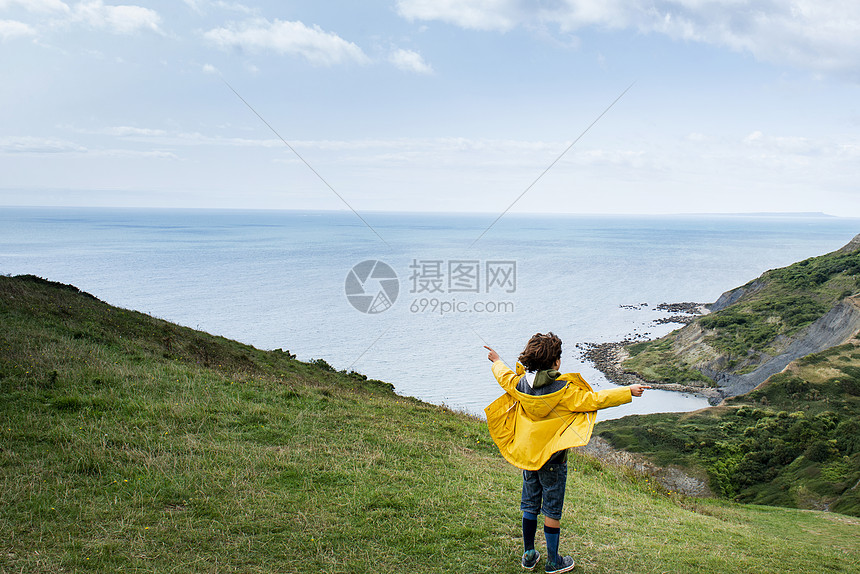 在悬崖顶看海的男孩伯恩茅斯联合王国伯恩茅斯图片