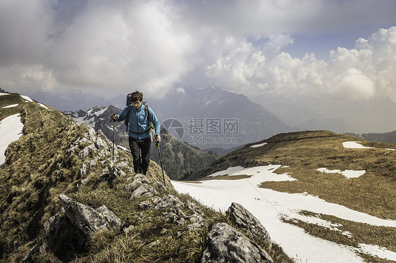 法国阿尔卑斯山的徒步旅行者图片