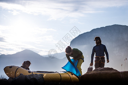加拿大斯夸米什Squmamish攀岩之旅的朋友在搭帐篷图片