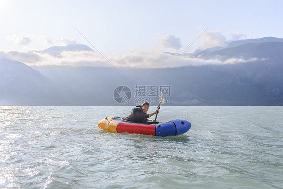 加拿大海湾背包的妇女在划船图片