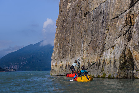 加拿大海湾船上的妇女准备攀岩图片