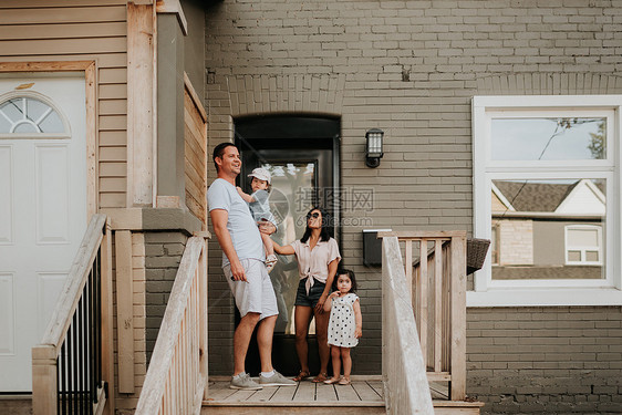 站在门前的一家人图片
