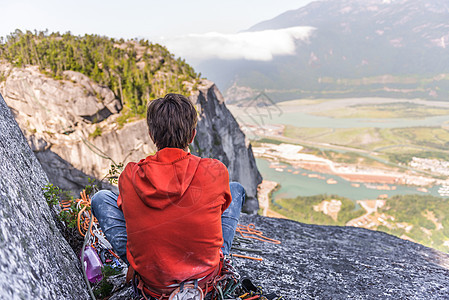 加拿大斯夸米什攀岩者在岩石顶部休息图片