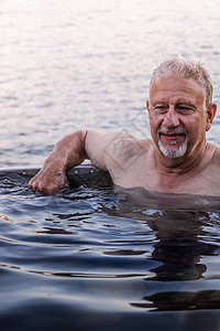 加拿大约翰斯通海峡湖边热浴缸里的男人图片