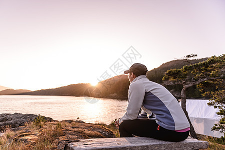 加拿大约翰斯通海峡湖边坐着看风景的妇女图片