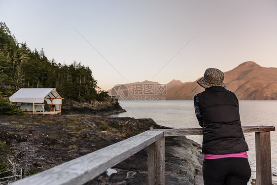 加拿大约翰斯通海峡湖边靠着栏杆看风景的女人图片