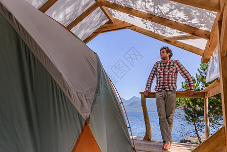 加拿大约翰斯通海峡帐篷旁放松的人图片