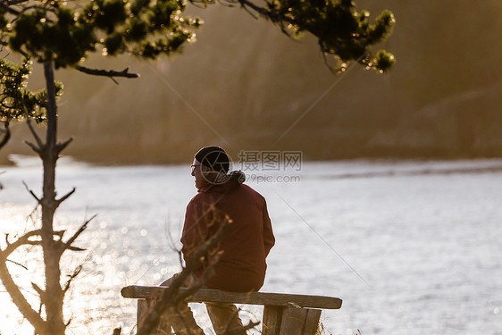 加拿大约翰斯通海峡湖边长凳上看风景的男人图片