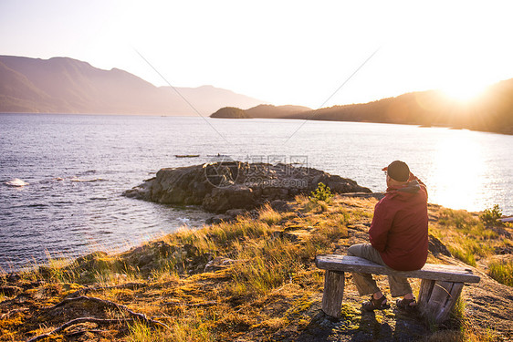 加拿大约翰斯通海峡湖边长凳上看风景的男人图片