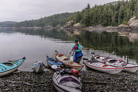 加拿大约翰斯通海峡湖边皮艇上的妇女图片