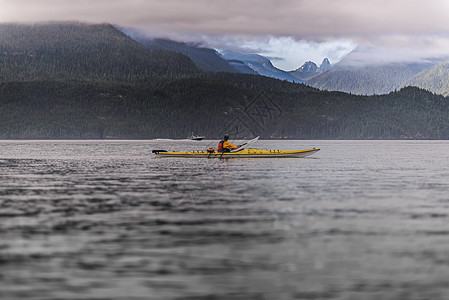 加拿大约翰斯通海峡湖中皮艇上的人图片
