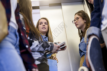 电梯学生图片