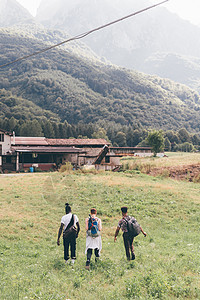 成人徒步旅行者穿越田野的背影普里玛鲁纳特伦蒂诺阿尔托迪意大利图片