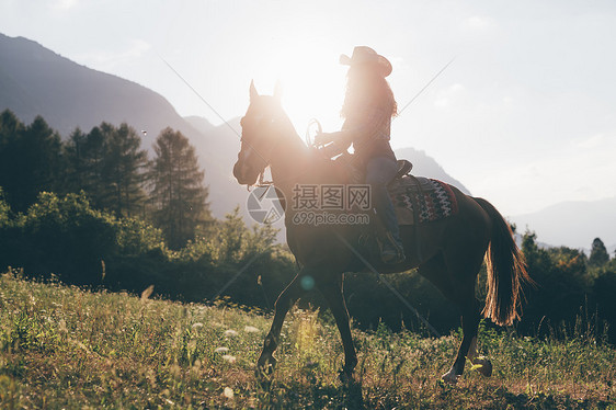 年轻人在尘土飞扬的马场图片