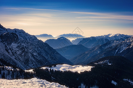 意大利特伦蒂诺阿尔托阿迪奇麦当娜迪坎皮格里奥白雪覆盖的自然保护区图片