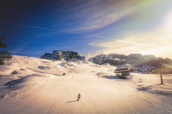 意大利特伦蒂诺阿尔托迪格坡上的滑雪者图片