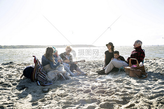 三代人享受海滩图片