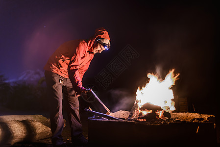 加拿大斯夸米什州海滩准备烧烤的男人图片
