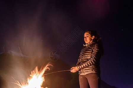 加拿大斯帕米什尼克森海滩准备烧烤的女人图片