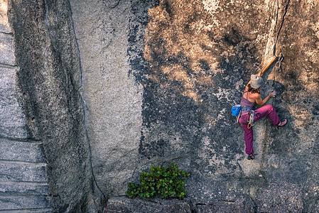 年轻女攀岩者烟雾崖斯帕米什不列颠哥伦比亚省加拿大图片