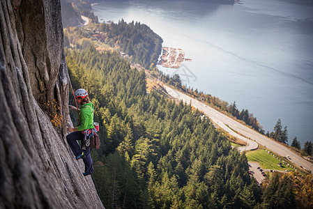 加拿大不列颠哥伦比亚省斯阔米什的年轻女攀岩者图片