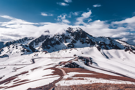 意大利多洛米特的雪峰山景观图片
