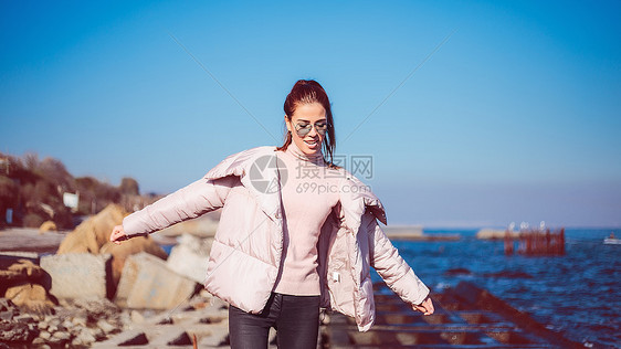 乌克兰州海滩上保持平衡的女子图片