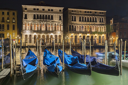 意大利威尼斯维内托大运河海滨的Gondolas图片