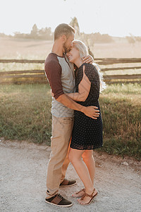 浪漫的男人亲吻女朋友的前额背景图片