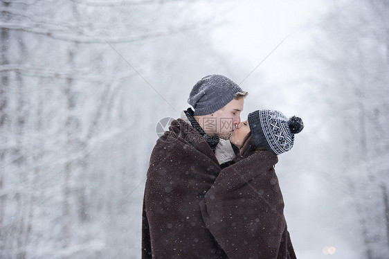 加拿大安略省加拿雪林中浪漫的年轻夫妇亲吻图片