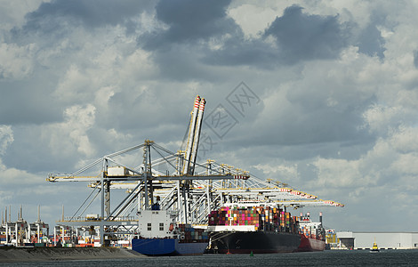 位于荷兰鹿特丹港最新部分的集装箱码头图片