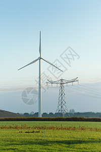 荷兰秋季风力涡轮机和高金柱风力涡轮机的实地景观图片