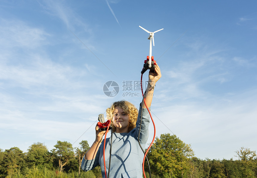 利用微型风力涡轮机为少女提供LED照明的小型风力涡轮机荷兰图片