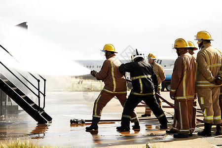 消防员培训在设施喷洒水图片