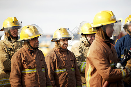 消防员培训小组听取指示图片